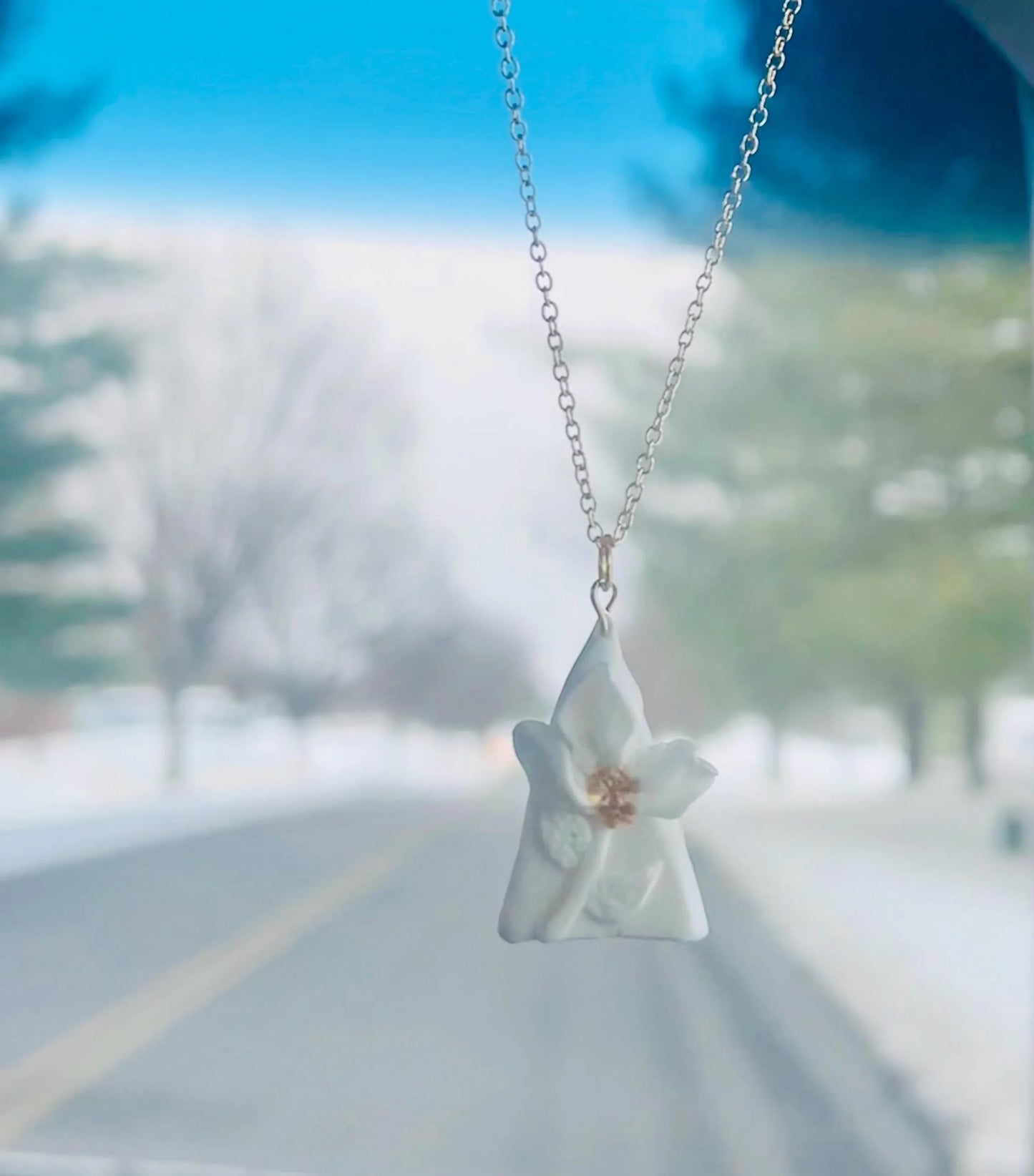 Éclat de Fleur Necklace – Pure White Flower Elegance