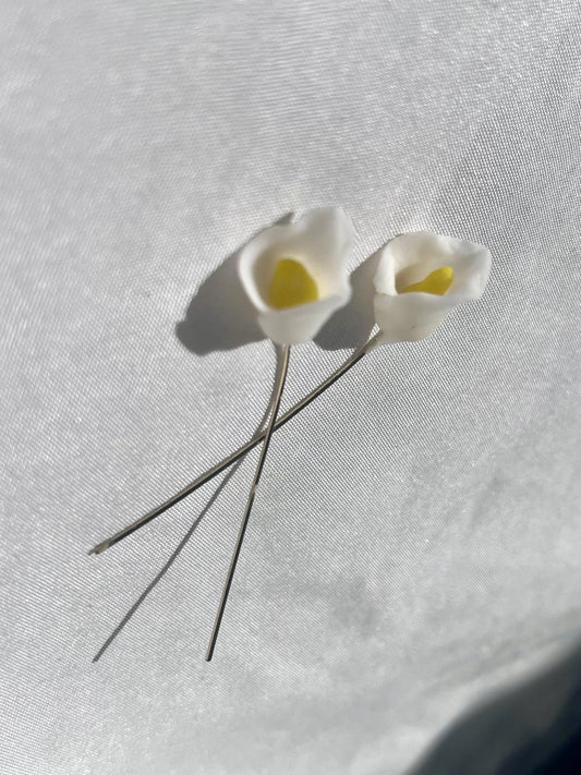 Mini Cala Blanca Earrings – Minimalist Elegance