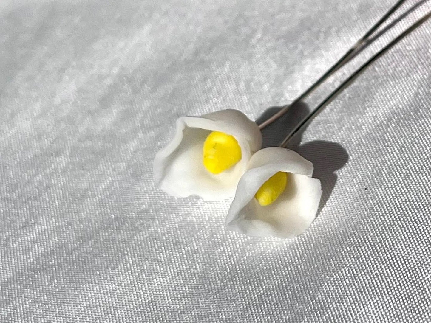 Mini Cala Blanca Earrings – Minimalist Elegance