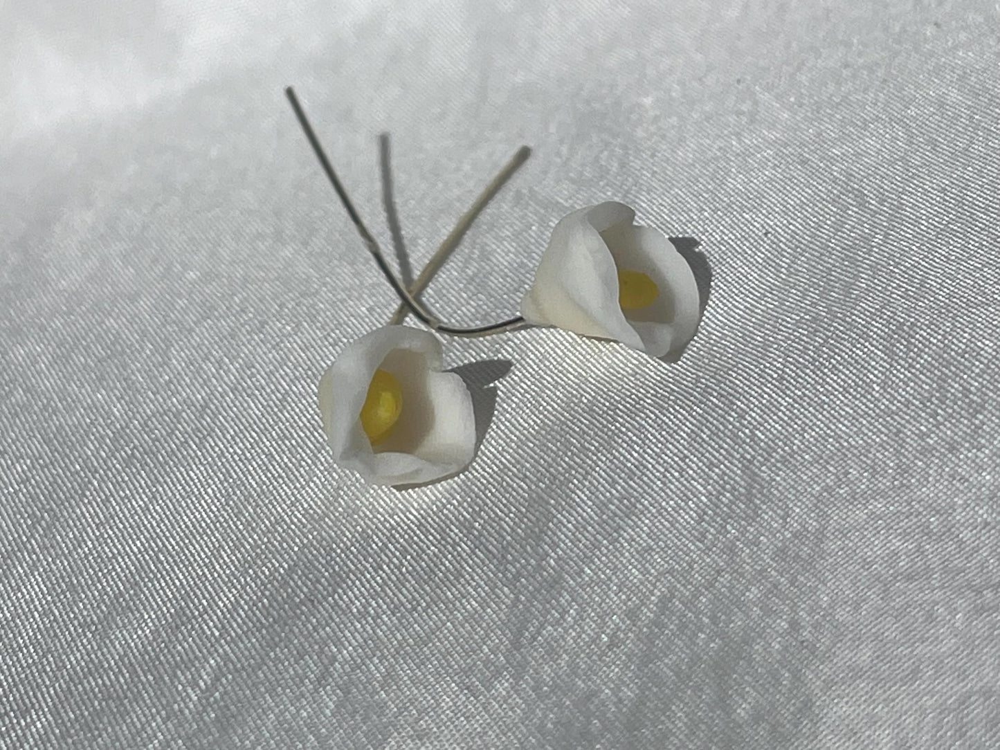 Mini Cala Blanca Earrings – Minimalist Elegance