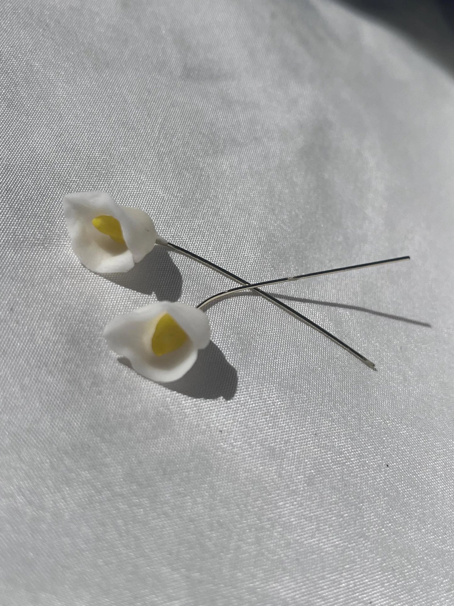 Mini Cala Blanca Earrings – Minimalist Elegance