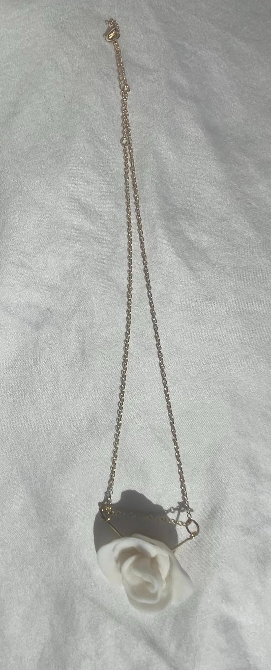 Rosa Aurea Necklace – Elegant Rose Pendant with Interlocked Rings, Luxury Feminine Jewelry