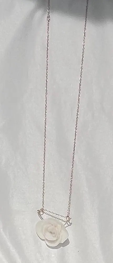Rosa Aurea Necklace – Elegant Rose Pendant with Interlocked Rings, Luxury Feminine Jewelry