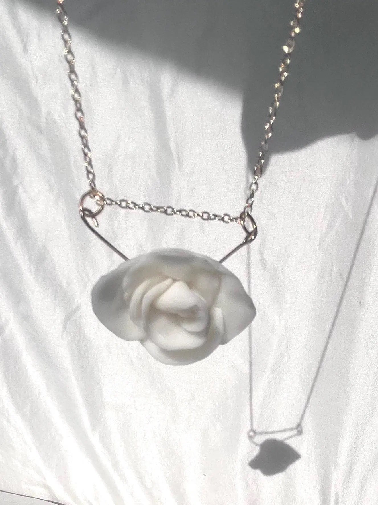 Rosa Aurea Necklace – Elegant Rose Pendant with Interlocked Rings, Luxury Feminine Jewelry