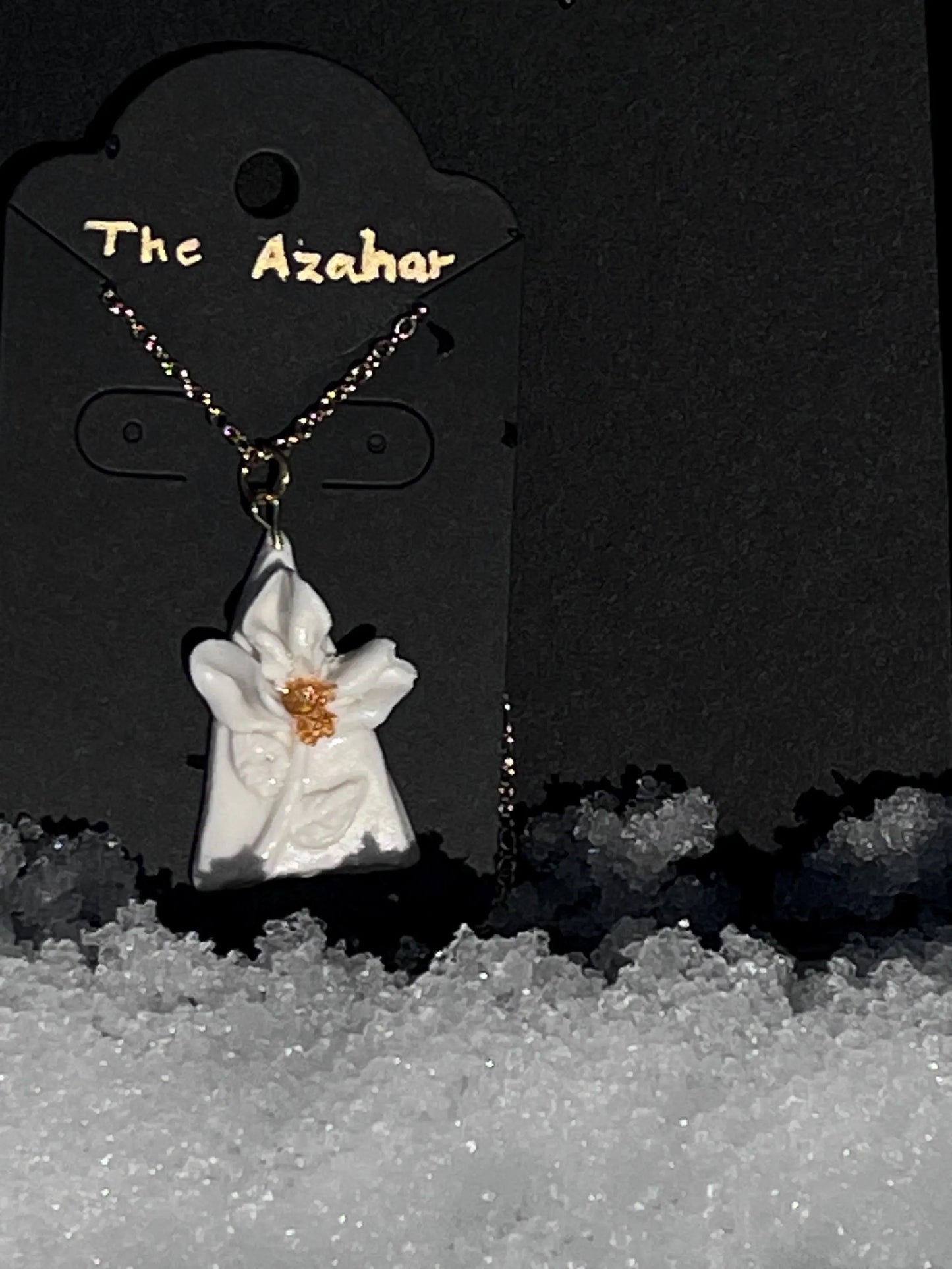 Éclat de Fleur Necklace – Pure White Flower Elegance